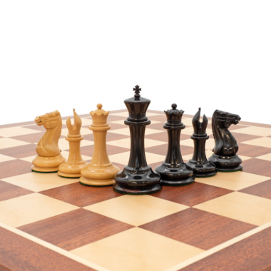 Jeu d’Échecs de Luxe Londres 1850 en Ébène et Buis avec Échiquier en Acajou et Bouleau