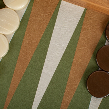 Vue du plateau avec accessoires du backgammon, ambiance conviviale et ludique