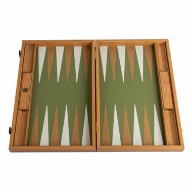 Plateau de backgammon ouvert présentant un design classique et raffiné