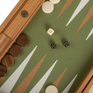 Vue rapprochée des dés et pions sur le plateau de backgammon en action