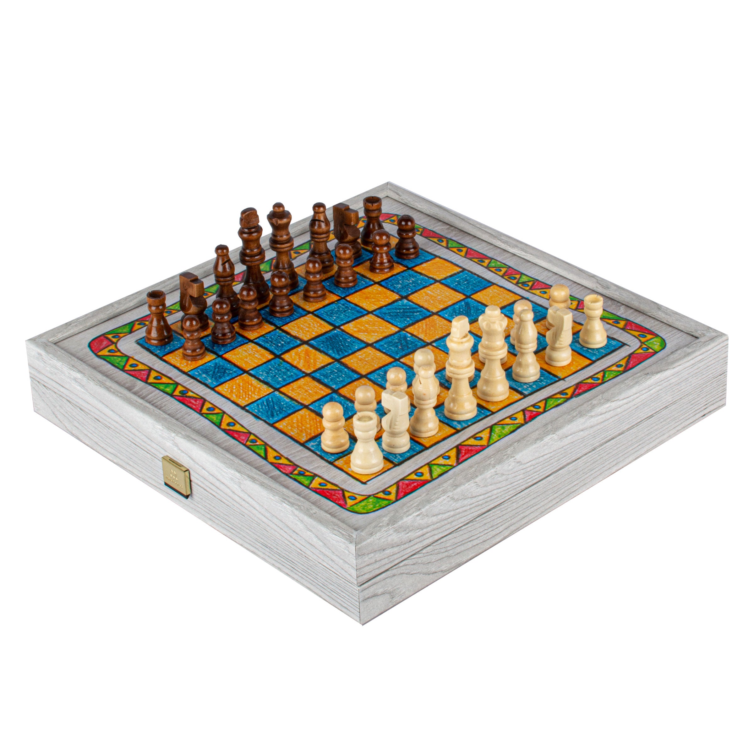 Jeu d'échecs avec pièces en bois, vue de haut sur le plateau coloré - Le Palais Des Echecs