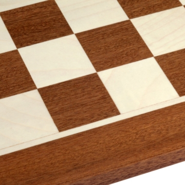 Détail du motif de l'échiquier en bois, révélant la qualité de fabrication - Le Palais Des Echecs