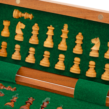 Détail des pièces blanches d'échecs sur fond vert dans la boîte - Le Palais Des Echecs