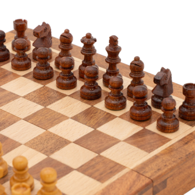 Zoom sur la rangée de pièces noires sur l'échiquier, prêtes à jouer - Le Palais Des Echecs