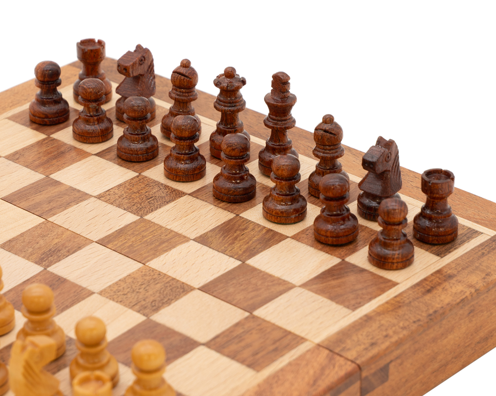 Zoom sur la rangée de pièces noires sur l'échiquier, prêtes à jouer - Le Palais Des Echecs