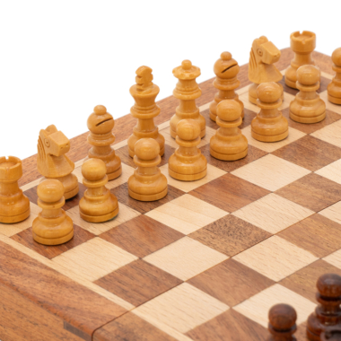 Vue rapprochée des pièces blanches sur l'échiquier, captivant et artistique