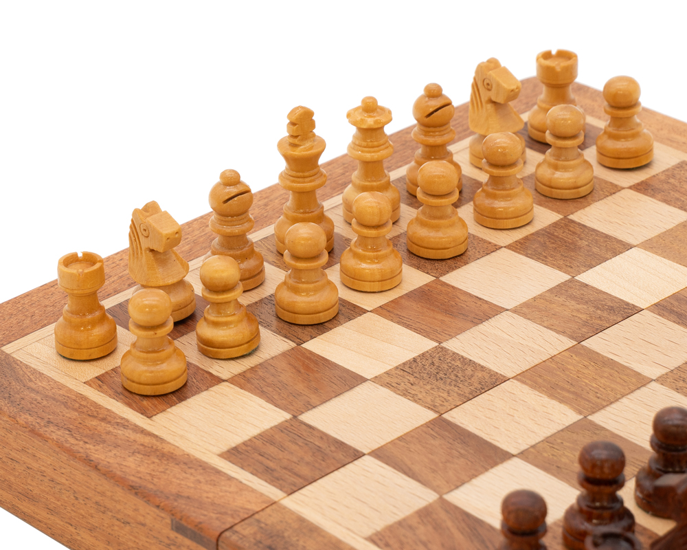 Vue rapprochée des pièces blanches sur l'échiquier, captivant et artistique