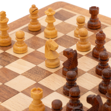 Scène de jeu d'échecs en plein air, échiquier en bois et banane pour une ambiance décontractée