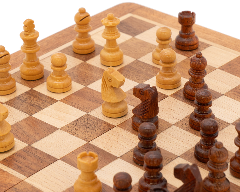 Scène de jeu d'échecs en plein air, échiquier en bois et banane pour une ambiance décontractée