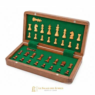 Intérieur de l'étui montrant les pièces de jeu d'échecs magnétique en bois - Le Palais des Echecs