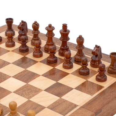 Vue rapprochée des pièces noires en bois sur le plateau de jeu d'échecs - Le Palais des Echecs