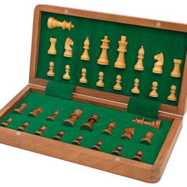 Pièces d'échecs en bois bien rangées avec velours vert - Le Palais Des Echecs