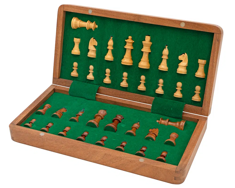 Pièces d'échecs en bois bien rangées avec velours vert - Le Palais Des Echecs