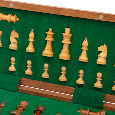 Détails des pièces blanches d'un jeu d'échecs en bois - Le Palais Des Echecs