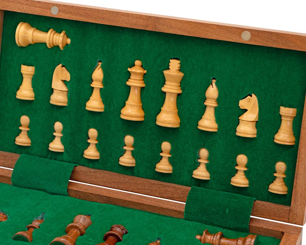 Détails des pièces blanches d'un jeu d'échecs en bois - Le Palais Des Echecs