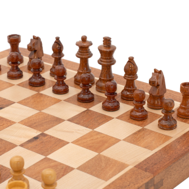 Vue rapprochée des pièces noires sur le plateau d'échecs - Le Palais Des Echecs