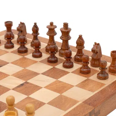 Vue rapprochée des pièces noires sur le plateau d'échecs - Le Palais Des Echecs