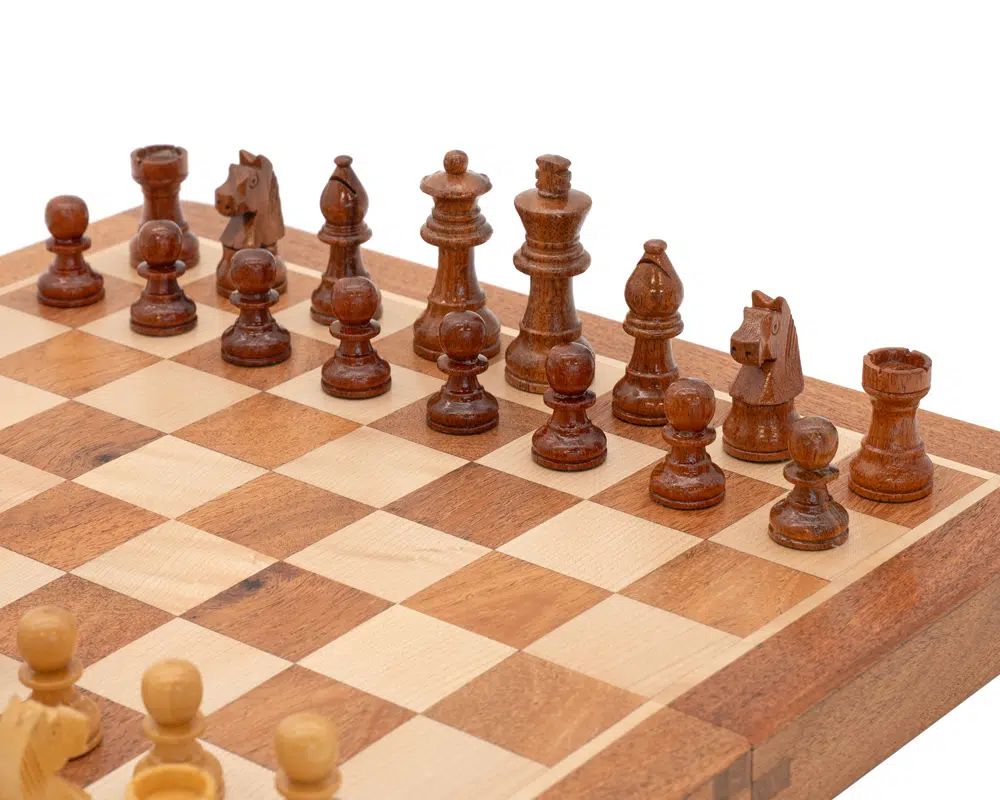 Vue rapprochée des pièces noires sur le plateau d'échecs - Le Palais Des Echecs