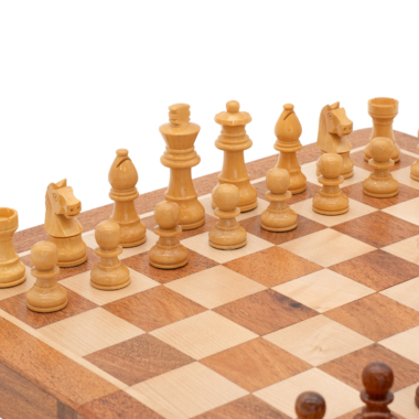 Plateau d'échecs avec pièces blanches prêtes à jouer - Le Palais Des Echecs