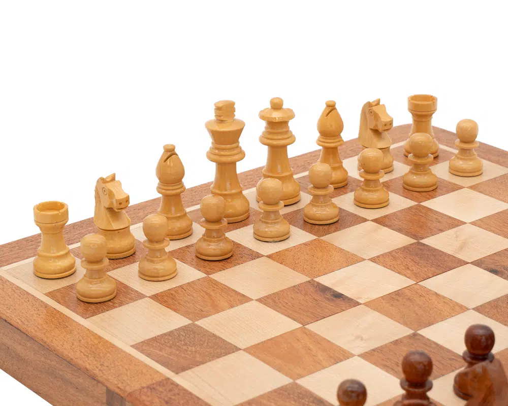Plateau d'échecs avec pièces blanches prêtes à jouer - Le Palais Des Echecs