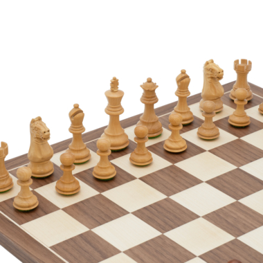 Détail des pièces en bois clair du jeu d'échecs Fierce Knight Tournoi Premium