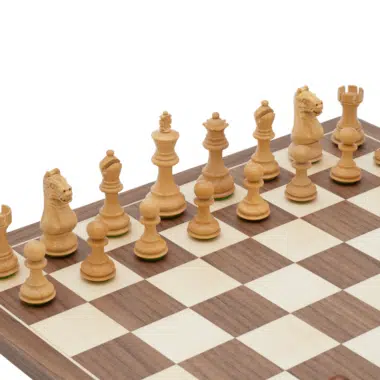 Détail des pièces en bois clair du jeu d'échecs Fierce Knight Tournoi Premium