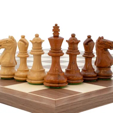 Gros plan sur les pièces principales du jeu d'échecs Fierce Knight Tournoi Premium