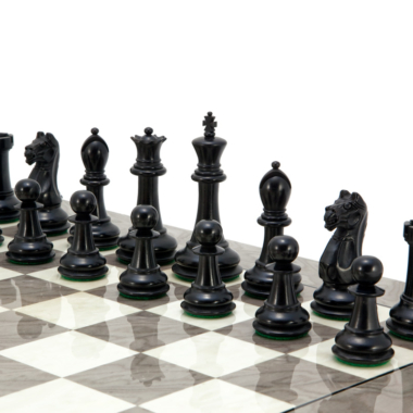 Détail des pièces noires du jeu d'échecs Oxford Ash Burl, mettant en avant le design Staunton - Le Palais Des Echecs