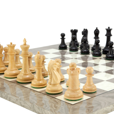 Vue rapprochée des pièces blanches du jeu d'échecs Oxford Ash Burl, prêtes pour la partie - Le Palais Des Echecs