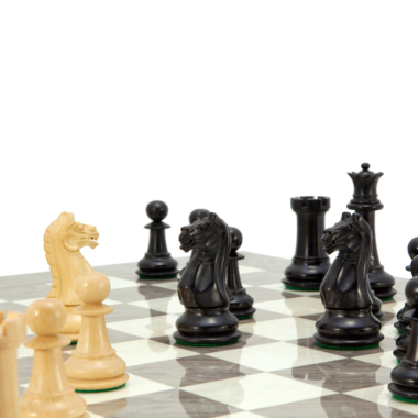 Mise en scène dynamique du jeu d'échecs Oxford Ash Burl avec pièces Staunton en action sur le plateau