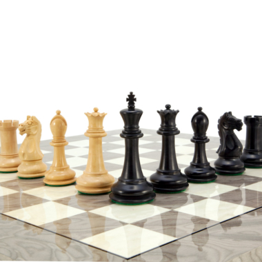 Alignement stratégique des pièces blanches et noires du jeu d'échecs Oxford Ash Burl sur un échiquier raffiné