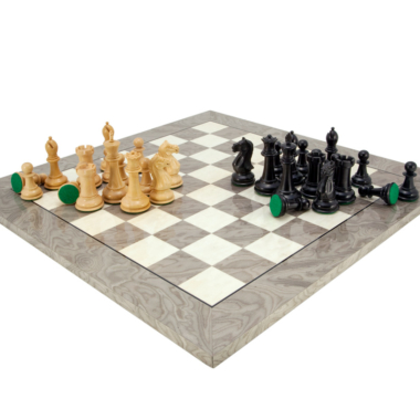 Angle de vue montrant le jeu d'échecs Oxford Ash Burl sur le plateau en bois - Le Palais Des Echecs