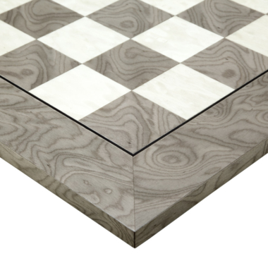Détail artistique de l'échiquier du jeu d'échecs Oxford Ash Burl, mettant en avant le travail du bois
