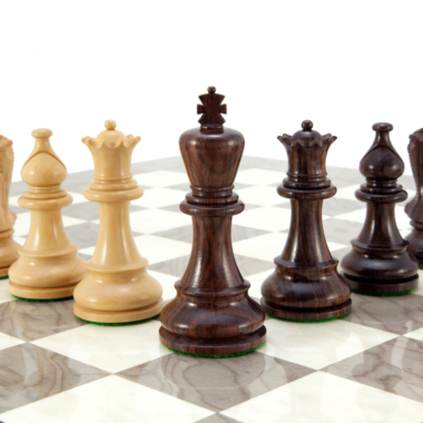 Roi en bois foncé et reine dans un cadre sophistiqué - Le Palais Des Echecs