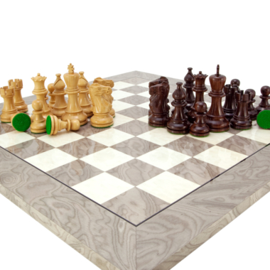 Angle de vue sur le plateau et les pièces du jeu d'échecs en bois de luxe - Le Palais Des Echecs