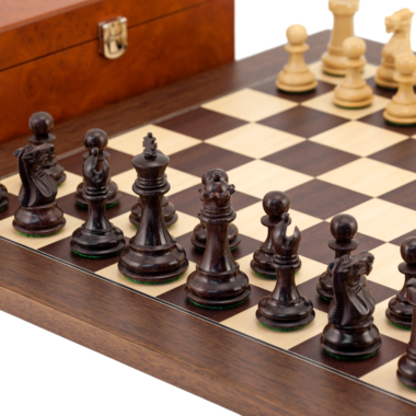 Alignement des pièces blanches sur l'échiquier en bois de palissandre