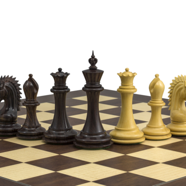 Pièces reines et rois du jeu d'échecs Sheffield Knight sur le plateau