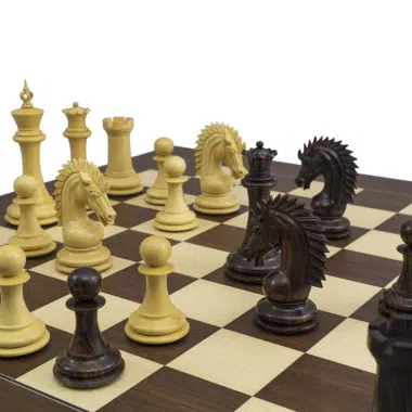Partie en cours avec jeu d'échecs Sheffield Knight Palissandre sur la table