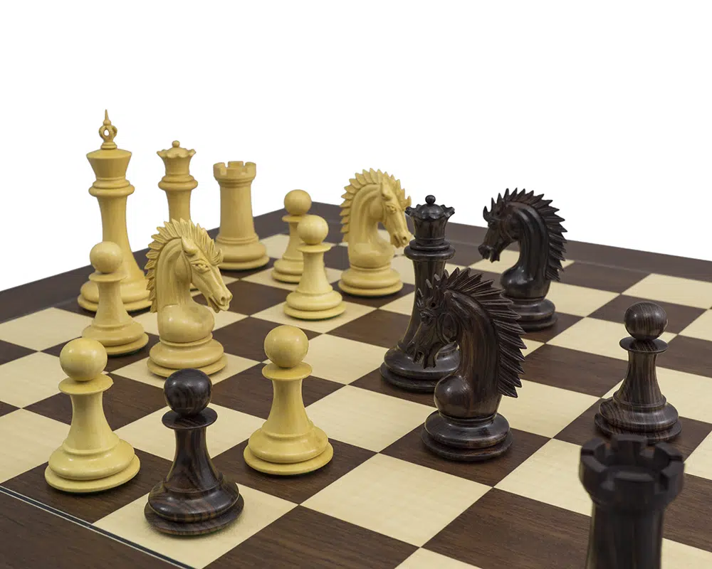 Partie en cours avec jeu d'échecs Sheffield Knight Palissandre sur la table