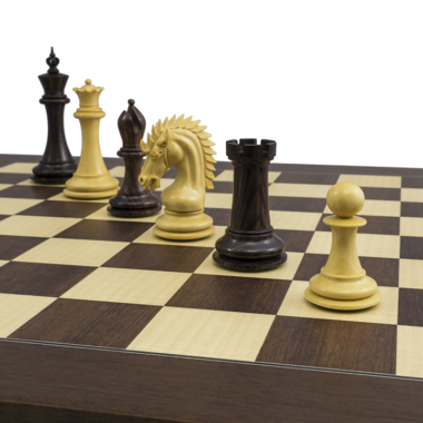 Vue de près sur les pièces du jeu d'échecs Sheffield Knight - Le Palais Des Echecs