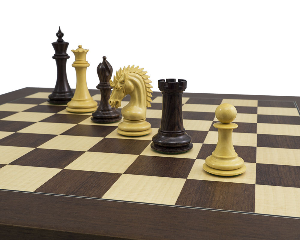 Vue de près sur les pièces du jeu d'échecs Sheffield Knight - Le Palais Des Echecs