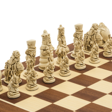 Détails des pièces blanches du jeu d'échecs Alice au Pays des Merveilles - Le Palais Des Echecs