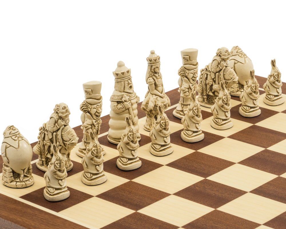 Détails des pièces blanches du jeu d'échecs Alice au Pays des Merveilles - Le Palais Des Echecs