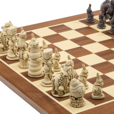 Vue partielle du jeu d'échecs Alice au Pays des Merveilles, focus sur les pièces blanches