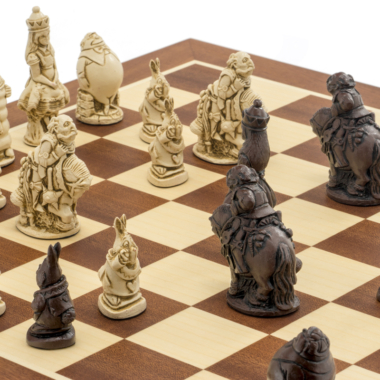 Mise en scène des pièces sur le plateau du jeu d'échecs Alice au Pays des Merveilles