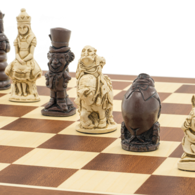 Alignement des pièces au centre du jeu d'échecs Alice au Pays des Merveilles - Le Palais Des Echecs