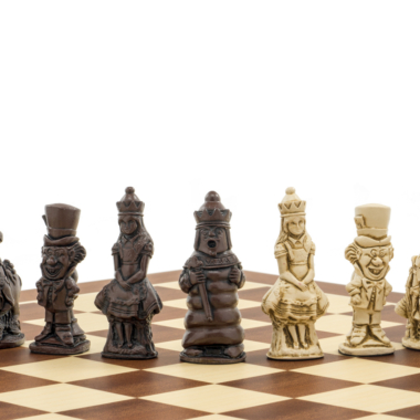 Duel entre les pièces d'Alice au Pays des Merveilles, présentation des rois et reines