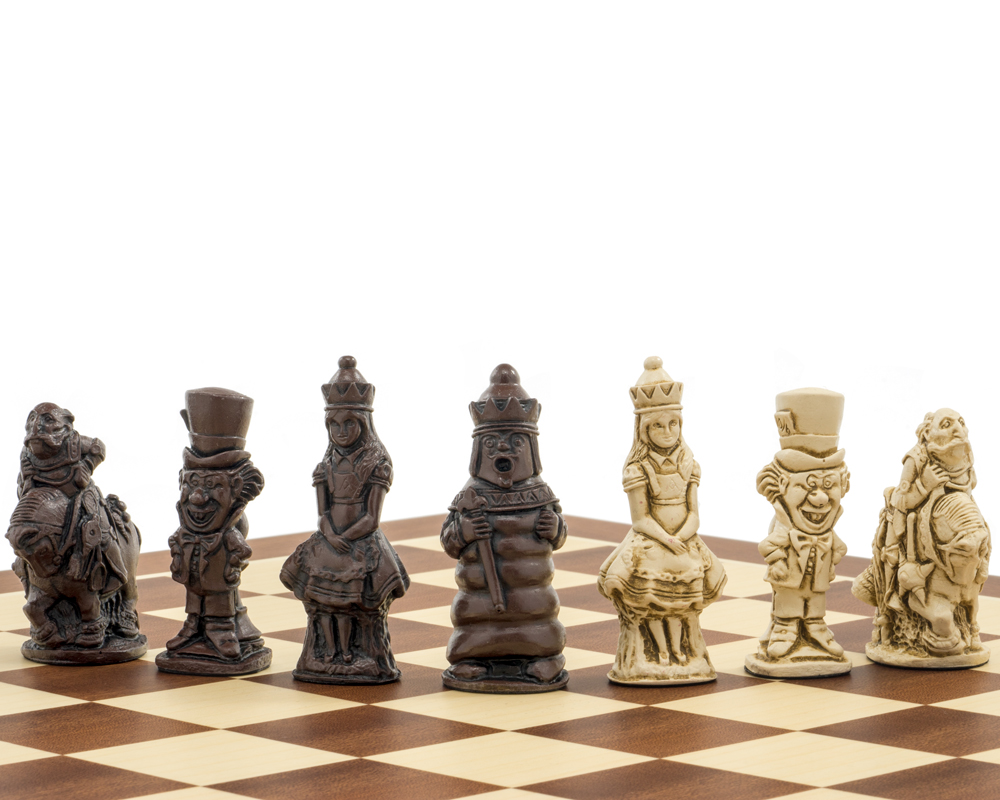 Duel entre les pièces d'Alice au Pays des Merveilles, présentation des rois et reines