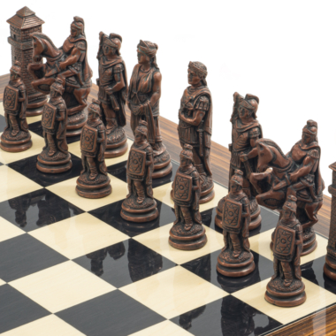 Détails des pièces en bronze du Jeu d'Échecs Romain, alignées sur l'échiquier - Le Palais Des Echecs