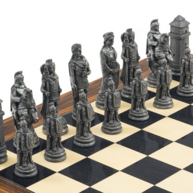 Vue rapprochée des pièces en métal argenté du Jeu d'Échecs Romain - Le Palais Des Echecs